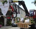 Bild: Konrad Rosner
Mit einem Harvester fuhr das Brautpaar von der Pfarrkirche davon.