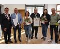 Bild: Josef Rosner
Im Bild die ausgeschiedenen Stadträte und Ortssprecher (von links), mit Bürgermeister Stefan Grillmeier, Bernhard Waidhas, Nicole Schuller, Josef Schwägerl, Andrea Lugert-Hoffmann und Manfred Sommer. Es fehlen Dr. Achim Nemsow, Christoph Hampel und Matthias Weiß.