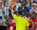 Bild: Ed Zurga/AP/dpa
Hier schickt João Pinheiro den Schweizer Embolo vom Platz. (Archivbild)