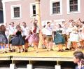 Bild: Paul Böhm
Bei 38 Grad in der Sonne auf dem Tanzpodium: Das Kirwaradl drehte sich in Hohenburg beim Baumaustanzen auch kräftig ohne Windunterstützung.