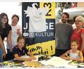 Bild: Rudolf Hirsch
Beim Familienfest im "Metropol" in Schwandorf ließen Mitarbeiter des Jugendtreffs und des Migrationsdienstes die Kinder T-Shirts mit der Aufschrift "Vielfalt feiern" beschriften.