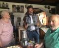 Bild: Werner Robl
Zur Eisernen Hochzeit der Eheleute Erika und Josef Meierl aus Wiesau gratulierte Bürgermeister Michael Dutz.
