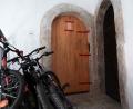 Bild: Thibaud Moritz/AFP/dpa
Im Haus einer Familie in Orange machen Fahnder einen Horrorfund.