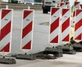 Symbolbild: Jan-Peter Kasper/dpa
Ein Unbekannter hat eine unbeleuchtete Warnbake auf die Fahrbahn der B22 bei Kemnath gestellt.