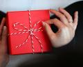 Bild: Elisa Schu/dpa
Eine Geschenkbox für sich selbst: Rund 2000 Euro geben die Bundesbürger nach einer Umfrage pro Jahr für "Ich-Geschenke" aus.