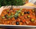 Bild: Michael Schiffer
In einem Sud aus Tomaten, Chianti, Gemüse, Knoblauch und Rosmarin wird das Fleisch im Ofen geschmort.