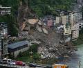 Bild: Andy Wong/AP/dpa
Die Rettungskräfte hatten zuletzt einen vermissten Kleinbus in den Trümmern entdeckt. (Archivbild)