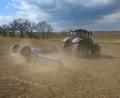 Bild: Patrick Pleul/dpa
Für Landwirte ist das Walzen von Ackern und genutzten Flächen sehr wichtig. Wo jedoch etwa Wiesenbrüter leben. (Symbolbild)