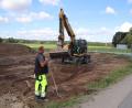 Bild: Thomas Dobler
Die Baustelle an der Kreuzung der Kreisstraße SAD 3 bei Irrenlohe (Schwarzenfeld): Ziel ist es, einen seit Jahren bekannten Unfallschwerpunkt zu entschärfen und zugleich die Straße auf rund 1,8 Kilometern bis Schwarzenfeld zu sanieren.