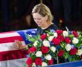 Bild: Nathan Howard/Pool Reuters/AP/dpa
Nach dem Tod von Senator Lindsey Graham setzte sich die auf seinen Sitz nachgerückte Schwester Darline Graham für das Gesetz ein. (Archivbild)