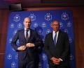 Bild: Aurelien Morissard/AP/dpa
Verbandspräsident Philippe Diallo präsentiert Zinedine Zidane als neuen Frankreich-Trainer