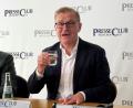 Bild: Christian Kunz/dpa
Erklärt Olise und Díaz für unverkäuflich: Bayern-Boss Dreesen.