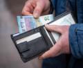 Bild: Sina Schuldt/dpa
Der Unfallverursacher drückte der Jugendlichen laut Polizei 20 Euro in die Hand und fuhr davon. (Symbolbild)