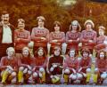 Repro: Konrad Rosner
Ein Mannschaftsbild aus dem Jahre 1977: Hockend von links Doris Gralla, Monika Schrott, Helga Putz, Angelika Tragl, Petra Gebhard, Karin Weber und Hildegard Walenta. Stehend von links Siegfried Gebhard, Isolde Appl, Monika Wegmann, Petra Pirkl, Anita Müller, Erika Zinnecker und Monika Stich.