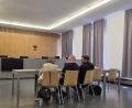 Bild: lue
Der Angeklagte sitzt in der Mitte zwischen seiner Dolmetscherin und seinem Verteidiger. Der 53-Jährige trägt Fußschellen, da er bereits eine Haftstrafe in der JVA-Amberg verbüßt.