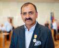 Bild: Uwe Anspach/dpa
Der Taxifahrer Muhammad Afzal ist mit der Rettungsmedaille des Landes Baden-Württemberg ausgezeichnet worden.