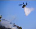 Bild: Michael Varaklas/AP/dpa
Der Wind ist so stark, dass die Löschflugzeuge und -hubschrauber die Löscharbeiten einstellen mussten. (Archivbild)