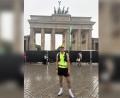 Bild: Sebastian Wölfl
Sebastian Wölfl am Ziel: Vor dem Brandenburger Tor ließ sich der Tirschenreuther nach seinem Ultralauf fotografieren.