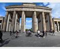 Bild: Thomas Mencel
Ein Gänsehaut-Moment für Thomas Mencel (Mitte) aus Kümmersbruck. Am Samstag, 25. Juli, startete er beim Nordkap-Rennen am Gardasee. An Tag 4 erreichte er Berlin. Jetzt geht es weiter in Richtung Schweden.