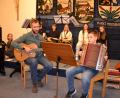 Archivbild: Peter Garreiss
Festanstellung oder Honorarvertrag? Die Arbeit von Lehrkräften an den Musikschulen des Landkreises Neustadt/WN ist sehr wichtig. In der Musikschule Moosbach werden aktuell rund 200 Kinder unterrichtet. Benedikt Scheidler (links) ist Leiter der Einrichtung.