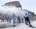 Bild: Matteo Nardone/IPA via ZUMA Press/dpa
Am Kolosseum gibt es durch Sprühnebel Abkühlung. (Archivbild)