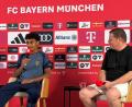 Bild: Christian Kunz/dpa
Sportvorstand Eberl (r) und Neuzugang Brown (l) sprechen über Bayern-Ziele.