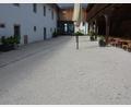Bild: Josef Rosner
Links der befestigte Zugang zum Museum im Hintergrund, rechts der Sandboden, der nach Meinung von Reinhard Wurm ebenfalls befestigt werden sollte: Sand wird oft in die Räumlichkeiten getragen. Der Bürgermeister sucht dazu das Gespräch mit der Denkmalschutzbehörde.