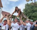 Bild: Jürgen Leißner
Hoch hinaus ging es in Niederärndt für das neue Oberkirwamoidl Katharina Kraus.