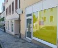 Bild: Lisa Sebald
Am Stadtberg in Eschenbach gibt es Leerstand. Zwei Schaufenster nebeneinander sind am Marienplatz leer. Das Traditionsgeschäft von Hubert Schmidt, das sich ebenfalls dort befindet, schließt und sucht einen Nachmieter.