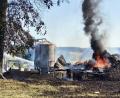 Bild: Jürgen Masching
Das Feuer zerstörte zwei Gebäude, einen Stall mit Kälbern und eine Lagerhalle.