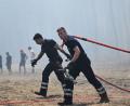 Bild: Emma Da Silva/AP/dpa
Die Feuerwehrleute in Frankreich sind bis zur vollkommenen Erschöpfung im Einsatz.
