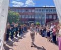 Bild: Paulina Schmidt
Schüler, Kollegen, ihre Familie und andere Wegbegleiter organisierten eine bunte Abschlussfeier für Gabriela Reitinger-Maier und bildeten ein Spalier.