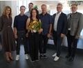 Bild: Elfriede Weiß
Rektorin Sabine Bauer (mit Ehemann Stephan, Dritter von rechts, und Sohn Kilian, Zweiter von links) wurde von Konrektorin Cornelia Kayl (links), Chrostopher Jeter (Dritter von links), Bürgermeister Martin Birner (Zweiter von rechts) und Schulamtsdirektor Johann Hilburger (rechts) verabschiedet