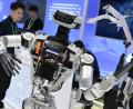 Bild: Johannes Neudecker/dpa
Roboter aus dem Ausland, wie dieses in China vorgeführte Modell, sind in den USA künftig unerwünscht. (Archivbild)