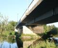 Bild: Rudolf Hirsch
Wenn Fahrzeuge über die Naabbrücke bei Untersteinbach fahren, scheppert es gewaltig. Der Grund sind fehlende Gleitlager und Dämpfungskissen im Unterbau.