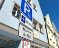 Bild: Gabi Schönberger
Parken in Neustadt/WN am Stadtplatz ist aktuell für 30 Minuten kostenfrei möglich. Würde es jetzt schon Geld kosten, könnte es zur Verkehrsberuhigung beitragen, meint der Kommentator.