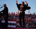 Bild: Evan Vucci/AP/dpa
Im Präsidentenwahlkampf 2024 sprang Elon Musk (r) auf einer Bühne mit dem damaligen Präsidentschafts-Kandidaten Donald Trump herum. (Archivbild)