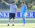 Bild: Hubert Ziegler
Dominic Rühl (links), Trainer der DJK Gebenbach, im Gespräch mit seinem Torhüter Lukas Völlger.