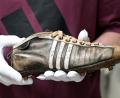 Bild: Federico Gambarini/dpa
Adidas hat nach einem erfolgreichen ersten Halbjahr seine Prognose für das Gesamtjahr nach oben korrigiert.