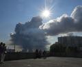 Bild: Uncredited/AP/dpa
Rauch über St. Petersburg nach einem Drohnenangriff auf ein dortiges Lager des Online-Händlers Wildberries. (Archivbild)