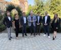Bild: Joachim Gebhardt
Das ist die Lenkungsgruppe, die die Erarbeitung des Energienutzungsplanes zur Aufgabe hat: Von links David Preißl (HWK), Yvonne Schieder (IHK), Prof. Markus Brautsch (IFE), Landrat Richard Reisinger, Maximilian Conrad (IFE), Frederik Betsch (Fraunhofer UMSICHT) und Angela Seidel (Landratsamt).