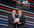 Bild: Darko Vojinovic/AP/dpa
Infantino (l) und Ceferin liegen wegen des Investorendeals im Clinch. (Archivbild)