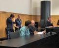 Bild: Hohlheimer
Der Angeklagte (links) am zweiten Prozesstag am Landgericht Amberg im Gespräch mit seinem Rechtsanwalt Jörg Jendricke. Die Staatsanwaltschaft wirft dem 28-Jährigen versuchten Mord in drei Fällen vor.