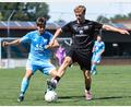 Bild: Reiner Fröhlich
Der TSV Königstein startete mit einer 2:5-Niederlage in Ensdorf in die Saison. Im Bild: Simon Lederer (schwarz) im Zweikampf mit Maximilian Metz.(blau). Im Spiel zwei ist ausgerechnet Titelfavorit TuS Rosenberg zu Gast – der verlor allerdings ebenfalls zum Saisonauftakt.