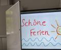 Bild: Jens Kalaene/dpa
„Schöne Ferien“ steht auf einer Smartboard-Tafel. Wie schön werden diese Ferien, wenn nach der Affenhitze sofort der Herbst kommt? Aber wir wollen positiv bleiben.