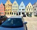 Bild: Gabi Schönberger
Vor den bunten Häusern am Stadtplatz in Neustadt/WN soll das Parken künftig nicht mehr komplett kostenlos sein. Dafür dürfen Autos wohl bis zu zwei Stunden parken.