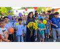 Bild: Rudolf Hirsch
Mit Sonnenblumen und bunten Luftballonen verabschieden die Kinder ihre langjährige Rektorin Maria Karg-Pirzer in den Ruhestand.