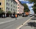 Bild: mcl
Bauarbeiter entfernen am Montag den umstrittenen Mittelstreifen in der Dr.-Pfleger-Straße.