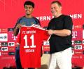 Bild: Christian Kunz/dpa
Bayern-Neuzugang Nathaniel Brown (l) und Sportvorstand Max Eberl (r) sprachen über die Bayern-Ziele.