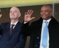 Bild: Themba Hadebe/AP/dpa
Patrice Motsepe (r) steht den Plänen von Gianni Infantino offen gegenüber. (Archivbild)